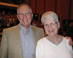Central Illinois Scale Co. 公司总裁Chuck Schuette和太太Chris观看了2014年4月13日在伊州诺默市布雷登剧院的神韵晚会，盛赞神韵让他“见识到一个全新的中国”。（Cat Rooney／大纪元）