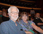 伊州州立大学教授Douglas Whitman和太太Kathy Whitman观看了13日下午的神韵演出后，赞赏舞蹈演员技艺高超。（温文清／大纪元）