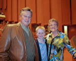 Seelbach女士和先生Gary Seelbach帶著孫子觀看了13日諾默市的演出，對中國舞獨特的韻味深深陶醉。（溫文清／大紀元）