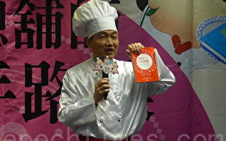 台中市副市長黃國榮15日巧扮閱讀總鋪師，為市民介紹自己的書香手路菜最喜歡的一本好書。（黃玉燕/大紀元）