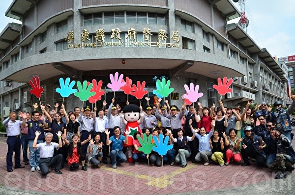 屏东县警局分局长林金郎也带领同仁,与儿保娃娃共同承诺继续保护受虐儿。(屏东家扶提供) 屏东县警局分局长林金郎也带领同仁,与儿保娃娃共同承诺继续保护受虐儿。(屏东家扶提供)