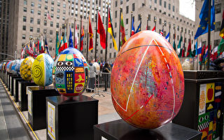 组图：壮观多彩 260个巨型复活节彩蛋汇集纽约