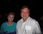 普度大学会计系教授Becky Trax和先生Dave观看了2014年4月18日印第安纳州首府印第安纳波里斯市的首场神韵晚会。她盛赞神韵的动态天幕大大延伸了舞台。（Valerie Avore／大纪元）