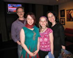 Amy Egleston是一名钢琴教师。4月18日晚，她与丈夫及两个女儿 一同观看了美国神韵巡回艺术团在美国印第安纳州印第安纳波利斯市巴特 拉大学克劳斯纪念堂的首场演出。Egleston女士对神韵演出赞赏有加。（林朴/大纪元）