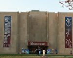 2014年4月18日晚，神韵巡回艺术团在美国中部的印第安纳波里斯市（Indianapolis）巴特拉大学克劳斯纪念堂（Clowes Memorial Hall of Butler University）上演了当地的首场演出。（新唐人截图）