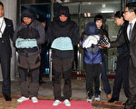 2014年4月19日，韩国“岁月号”失事船长李准石（中）、朴姓的三级航海师和舵手遭警方逮捕。（YONHAP／AFP）