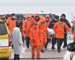 截至4月19日下午6时，韩国“岁月号”事故已造成32人遇难，270人下落不明，搜救工作仍在进行。图为2014年4月18日，救难人员正在运送罹难者遗体。（YONHAP/AFP)