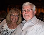 律师行合伙人Steve Raquet先生和太太观看了2014年4月19日印第安纳州首府印第安纳波里斯市的神韵晚会， 盛赞神韵令人叹为观止。（苏月／大纪元）