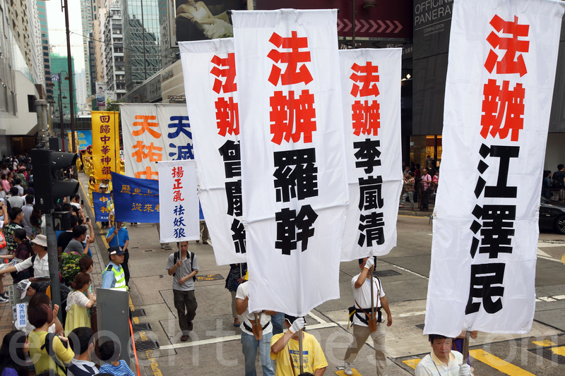 香港法轮功学员4月20日举行声势浩大的游行,纪念“四.二五”和平大上访15周年,大约八百人游行队伍沿着九龙的闹市区,途经多个大陆游客购物热点,吸引两旁的大批游客观看,许多人拿着手机和相机争相拍摄。(潘在殊/大纪元)