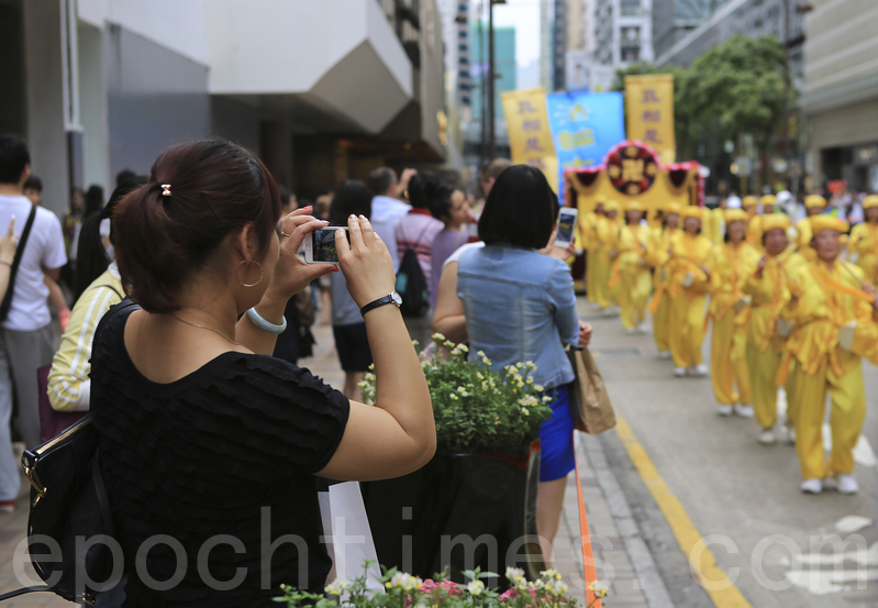 香港法轮功学员20日在长沙湾举行“四二五”15周年反迫害集会游行,途中经过市中心旺角、尖沙咀,吸引了大批港民和大陆游客观看。(余铭/大纪元)