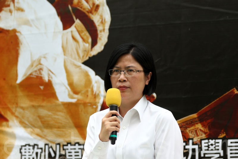 香港法轮功学员4月20日在九龙长沙湾游场举行反迫害集会,纪念“四.二五”和平大上访15周年,多位香港民主派议员及学者到场声援,图为台湾法轮功人权律师团发言人朱婉琪。(潘在殊/大纪元)