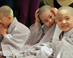 韩国最大的佛教团体“大韩佛教漕溪宗”4月21日在曹溪寺为10名小童子“剃度”，体验短期的出家修行。（全宇/大纪元）