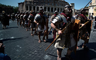 组图：盛大巡游 罗马庆祝建城2767周年