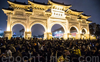 台500藝文人士反核 進駐自由廣場守夜
