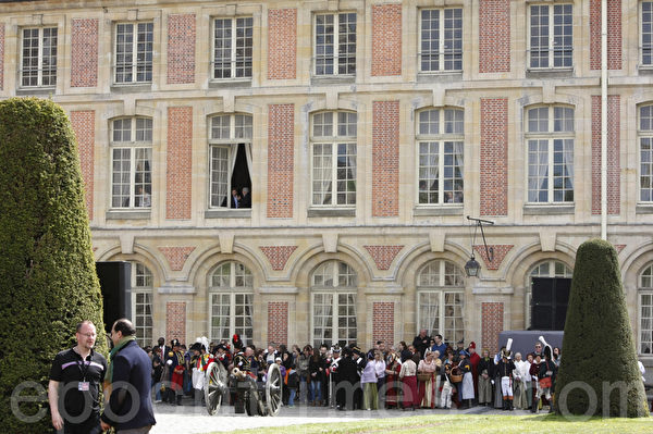 身穿传统服装的人们在拿破仑博物馆脚下等待历史时刻的到来。（章乐/大纪元）
