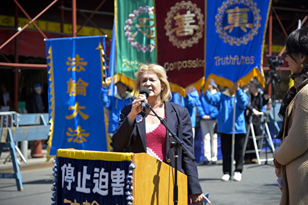 2014纽约民众纪念“四·二五”集会,法拉盛社区领袖玛莎。(戴兵/大纪元) 2014纽约民众纪念“四·二五”集会,法拉盛社区领袖玛莎。(戴兵/大纪元)