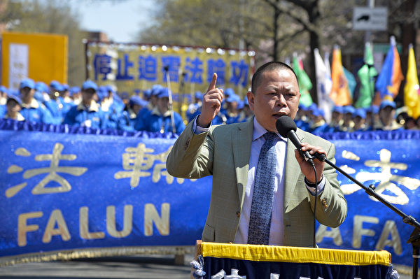 2014纽约民众纪念“四·二五”集会,著名民主人士张键先生。(戴兵/大纪元) 2014纽约民众纪念“四·二五”集会,著名民主人士张键先生。(戴兵/大纪元)