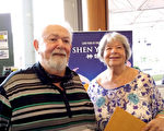 4月27日下午，在澳大利亚昆省黄金海岸的艺术中心，诗人作家兼医生的John Robert Strum和姐姐Sue欣赏了神韵国际艺术团的最后一场演出，感到非常的激动。（袁丽/大纪元）