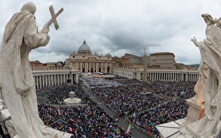 梵蒂冈教廷4月27日史无前例而被称为“四位教宗的周日”的封圣仪式，吸引了上百万信众争相目睹这历史性画面。（VINCENZO PINTO／AFP）
