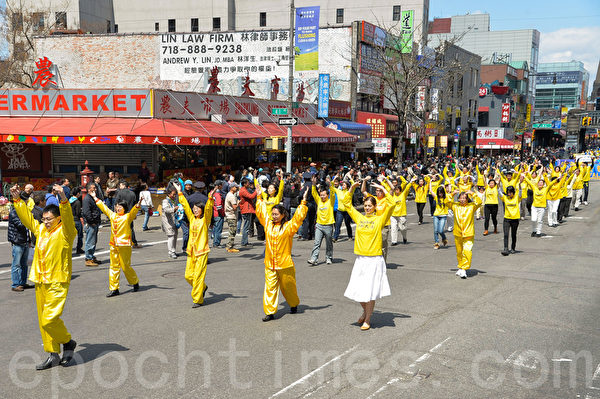 圖:2014年4月26日,紐約法拉盛,上千名法輪功學員舉行了一場聲勢浩大的遊行和集會。圖為法輪功功法演示隊。(戴兵/大紀元) 圖:2014年4月26日,紐約法拉盛,上千名法輪功學員舉行了一場聲勢浩大的遊行和集會。圖為法輪功功法演示隊。(戴兵/大紀元)