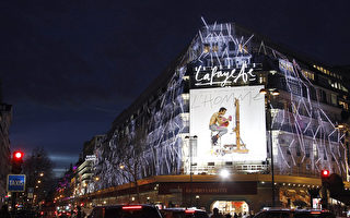 巴黎的7大旅游中心等商店正在积极地争取周日可以营业。图为巴黎拉法耶百货繁华的夜景。   (LUDOVIC MARIN/AFP/Getty Images)