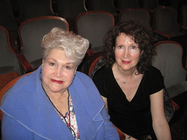 藝術史專家Cindy Veloric和母親Penny一起觀看了神韻演出。（童雲/大紀元）