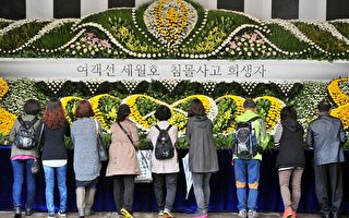 南韓自「歲月號」沉船事故以來，全國都壟罩在哀傷氣氛中，消費者花費也下降。圖為民眾前往公共靈堂吊唁。(JUNG YEON-JE/AFP)