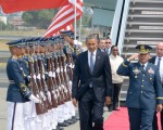 美國總統奧巴馬28日抵達菲律賓首都馬尼拉，進行亞洲之行最後一站訪問。圖為奧巴馬（中）抵達馬尼拉的尼諾伊•阿基諾國際機場。（JAY DIRECTO／AFP）