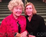 私人鋼琴教師Elsie Rail（右）和朋友Susan Cowen 觀看了4月27日神韻（肖捷/大紀元）