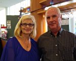 4月26日下午，在澳大利亞黃金海岸的藝術中心，退休地產經理Rhys Lewis和太太也已經退休的銷售代理Nicola Lewis觀看了神韻國際藝術團的第三場演出。他們讚歎神韻非比尋常。（袁麗/大紀元）