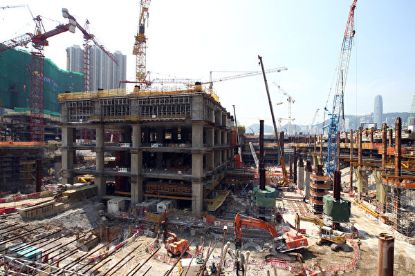 香港立法會鐵路事宜小組4月28日星期一實地視察高鐵西九龍總站,發現結構工程仍未達到車站的最底層B4,與政府去年年底報告的進度有出入,懷疑有人隱瞞工程進度。(潘在殊/大紀元) 香港立法會鐵路事宜小組4月28日星期一實地視察高鐵西九龍總站,發現結構工程仍未達到車站的最底層B4,與政府去年年底報告的進度有出入,懷疑有人隱瞞工程進度。(潘在殊/大紀元)
