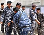伊拉克北部和西部发生连串炸弹攻击事件，已造成百余人死亡。为此当地警察加强各投票所安检。(KHALIL AL-MURSHIDI/AFP/Getty Images)