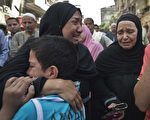 埃及明亞省明亞市法官28日再次判處683人死刑，令在法院外等候的家屬悲痛不已。(KHALED DESOUKI/AFP/Getty Images)