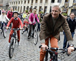 比利时人达到了“历史最富裕”。图为比利时国王和王后在无车日带着孩子们在布鲁塞尔街头骑行。（LAURIE DIEFFEMBACQ/AFP/Getty Images）