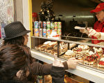 比利时华夫饼是比利时街头的特色食品，1964年在纽约世博会上打响名号后，风靡了全美50年。图为比利时布鲁塞尔街头的一家华夫饼专卖店。(Mark Renders/Getty Images)