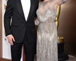 2014年3月2日，安吉麗娜•朱莉與男友、《為奴十二年》聯合製片兼演員布拉德•皮特出席第86屆奧斯卡頒獎禮。（AFP PHOTO / Robyn BECK）