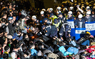 台湾各界忧民主倒退 谴责警察暴力