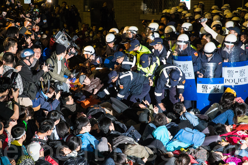 臺灣各界憂民主倒退譴責警察暴力 太陽花 服貿 大紀元