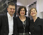 Rüdiger Pickrahn先生、Silke Gress女士和Caroline Laukenmann女士三位媒体人士一起观看了神韵于2014年4月30日在巴登巴登的演出（摄影：黄芩）