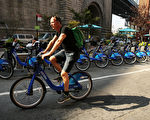 美國企業家現在逐漸愛上騎自行車運動。圖為2013年10月4日，一名男子騎自行車通過紐約布魯克林。（Spencer Platt／Getty Images）