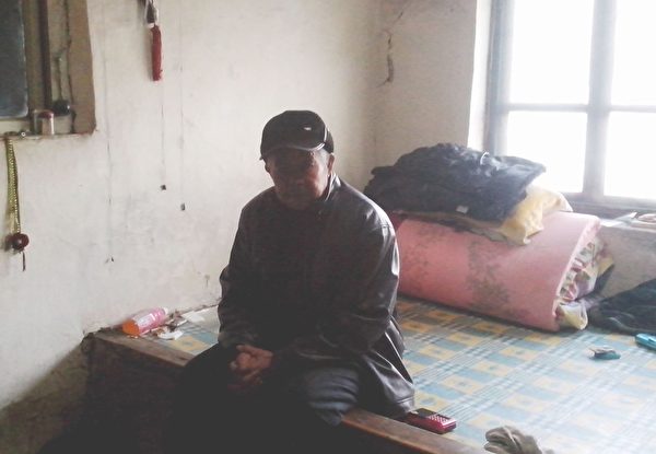 姜连英的老伴孤苦伶仃一人坐在家中。(图片来源:明慧网) 姜连英的老伴孤苦伶仃一人坐在家中。(图片来源:明慧网)