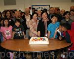 蓋城中文學校的師生和校友共同一起切「蓋城中文學校40週年」生日蛋糕。（攝影：常靜/大紀元）
