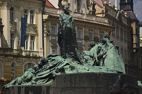 著名的宗教改革家扬•胡斯在布拉格的雕塑。（维基百科）