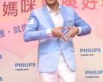 林佑威2014年5月3日出席飛利浦Sonicare母親節活動,手比愛心賣萌對媽媽還有現場媽咪粉絲示愛。(聯太公關提供)