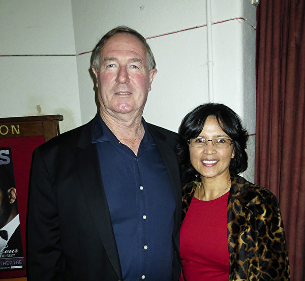 救护紧急服务部经理Bill Thompson和女友Cristina Elliott。(吴建国/大纪元) 救护紧急服务部经理Bill Thompson和女友Cristina Elliott。(吴建国/大纪元)