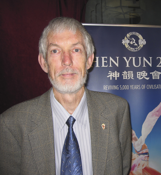 澳洲知名医学专家,Doug Bridge教授观看演出后赞许道: “这是赢得世界金牌的演出。”(晨湘/大纪元) 澳洲知名医学专家,Doug Bridge教授观看演出后赞许道: “这是赢得世界金牌的演出。”(晨湘/大纪元)