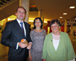 律师Svejda先生和当律师的太太及母亲一起观看了美国神韵世界团于2014年5月6日在捷克布尔诺的首场演出。（黄芩/大纪元）