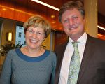 公司老板Libor Musil和太太Jana Musilova一起观看了美国神韵世界艺术团于2014年5月7日在捷克布尔诺的演出。（黄芩/大纪元）