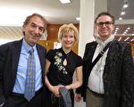 神经外科主治医师Jan Hemza（右）和音乐家朋友一起观看了2014年5月7日美国神韵世界艺术团在捷克布尔诺的第二场演出。（黄芩/大纪元）