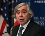 美国能源部部长莫尼斯(Ernest Moniz)近期宣布,计划在美国东北两个地方建造全美第一座汽油库。图为2月19日,莫尼斯在全国新闻俱乐部的讲话中宣布有关的能源政策。( Mark Wilson/Getty Images)